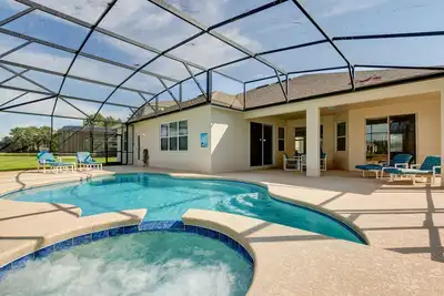 Villa Exec spacieuse avec grande piscine privée. Superbe terrain de golf et vue sur le lac