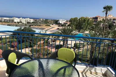 1 Bed Apt en Kings Palace avec vue mer et piscine. 4 personnes, Tv, Wi-Fi, Ac