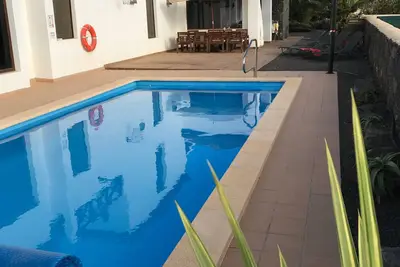 Image de Élégante villa de 4 chambres avec piscine chauffée, jets de bain, WiFi et appartement avec un lit.