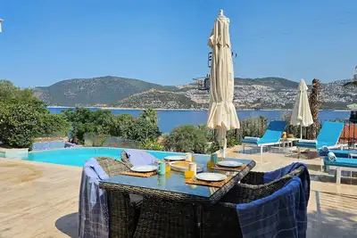 Image de Villa de luxe de deux chambres face à la mer. Superbes vues sur la piscine à débordement. Wifi gratuit