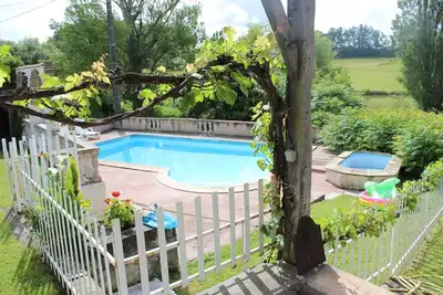 Image de Maison de campagne en pierre avec piscine privée, lac et parcours de golf