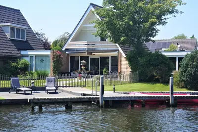 Image de Belle et confortable maison de vacances située au bord de l'eau en Frise