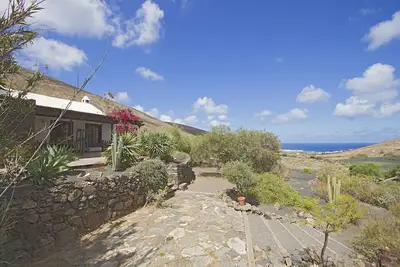 Image de Maison de campagne, grand jardin, piscine chauffée. Près de la plage. Vue mer \/ montagne