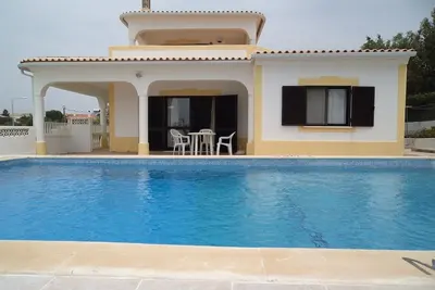 Image de Villa avec piscine privée et court de tennis avec vue sur la mer