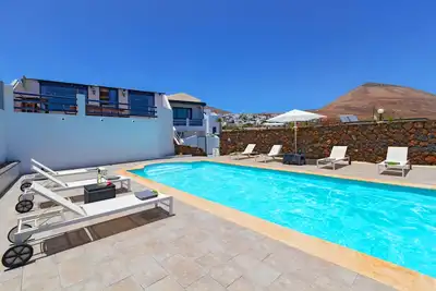 Image de Nouvelle maison de luxe avec piscine chauffée privée privée d'eau salée biologique