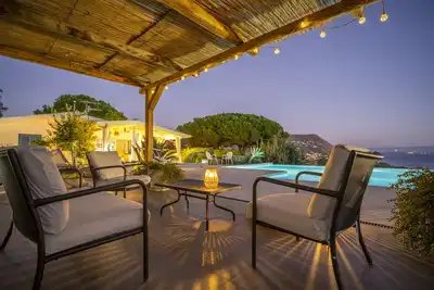 Villa avec piscine chauffée et vue sur la mer.