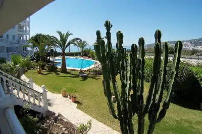 Image de Front Line à la plage avec une vue superbe, piscine et jardins. A / C et wifi Gratuit