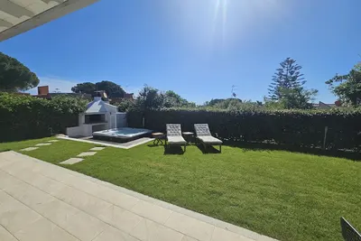 Grande villa avec jardin sur quatre côtés à quelques pas de la plage