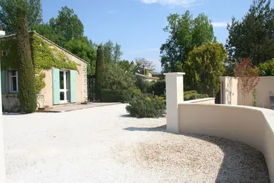 Image de Mas de charme en bord de Sorgue avec piscine, idéal pour les familles