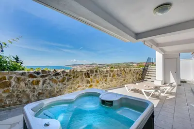 Image de Villa moderne avec vue spectaculaire sur la mer et la plage, douche extérieure et jacuzzi