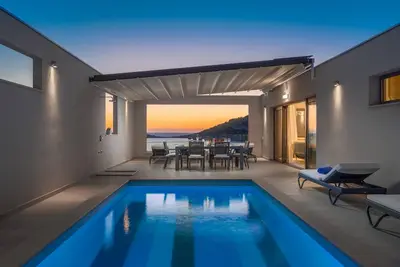 Image de Villa de luxe - Piscine privée chauffée, à 20 m de la plage privée, vue imprenable!