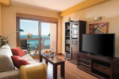 Image de Appartement confortable, contemporain et tranquille avec vue sur la mer dans le centre de la ville
