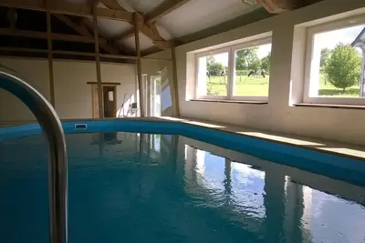 Image de Cottage avec piscine intérieure chauffée privée. .