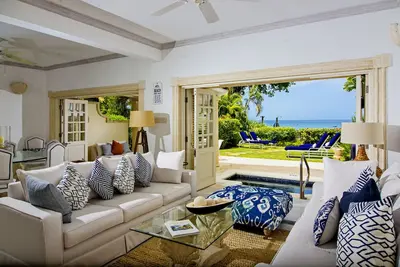 Image de Superbe Beach House avec accès direct sur la magnifique plage de Paynes Bay.