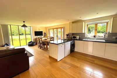 Image de Contemporain Cottage de vacances par leat d'une rivière, vue sur la campagne, à 11 miles de Bath