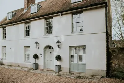 Image de The Gate House est une belle maison de campagne située sur le Dean's Court Estate