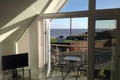 Image de Bel appartement, vue sur la mer depuis le balcon, plafonds voûtés, bien équipé