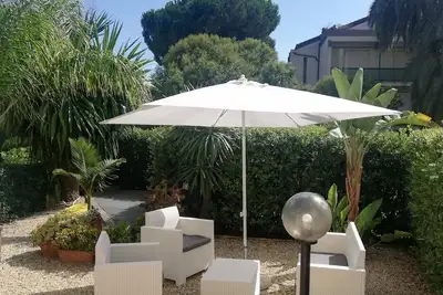 Image de Il Mirabello, appartement avec jardin privé. Proche du centre et de la mer.