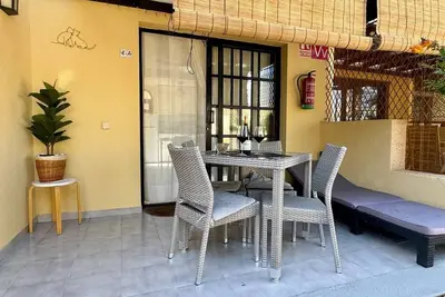 Bel appartement à 700 mètres de la plage avec piscine commune.