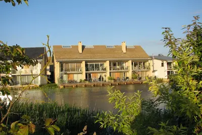 Image de Velvet Lodge - 3 étages \/ 5 chambres \/ 4 salles de bain Lakeside House peut accueillir 10 adultes + 2 enfants