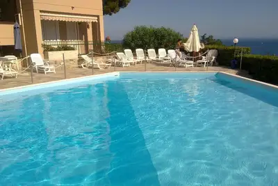 Image de Appartement vue sur la mer avec terrasse et jardin communautaire Ă couper le souffle