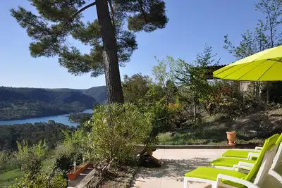 Image de Beau mas provençal rénové avec vue panoramique sur le lac d'Esparron de Verdon