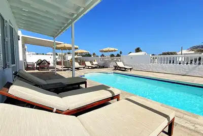 3 chambres 2 salles de bain avec piscine chauffée, Wifi, bain à remous, A / C, table de billard, T Tennis, Sky Tv