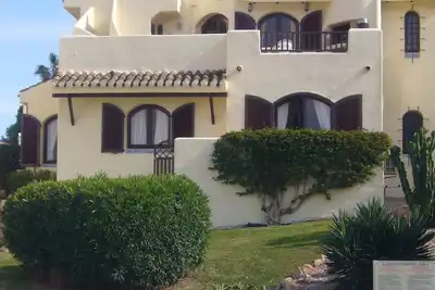 Image de Villa avec vue imprenable, un accès facile à la piscine \/ beaux jardins. A \/ Con