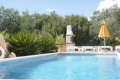 Image de Emplacement idyllique - villa individuelle avec piscine privée et vue imprenable.