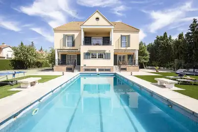 Image de Grande maison avec piscine, installations sportives et barbecue idéale pour les familles