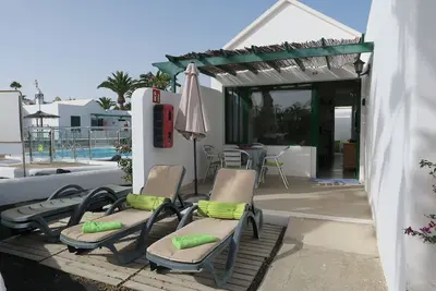 Image de Grand Bungalow Supérieur Rénové, Front de Mer, Piscine, Air Cond