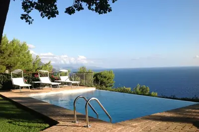 Image de L'Oaks - Villa avec vue spectaculaire sur la mer et piscine