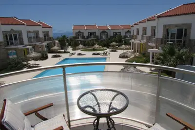 Image de Villa de luxe avec piscine partagée et magnifique vue mer et montagne