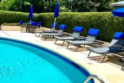 Image de Superbe appartement à 4 minutes à pied de la plage, wifi, piscine, télévision anglaise