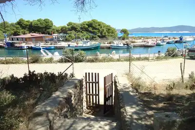 Confortable villa sur la marina à 20 mètres de la mer avec une grande forêt de pins privée