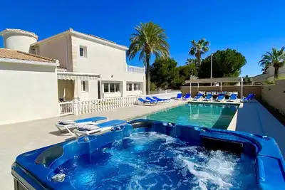 Image de large 5bedroom 3 bathroom family villa by the beach pool and jacuzzi