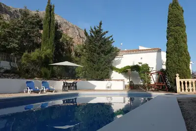 Image de Villa avec grande piscine privée et jardins matures en bordure du parc national de Montgo
