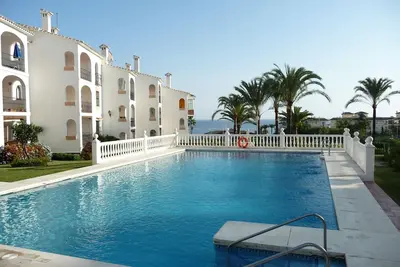 Image de Appartement en bord de mer Ă Riviera, beau jardin avec piscine, proche golf