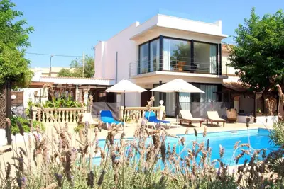 Image de Villa En Face De La Plage Avec Piscine Et Grandes Familles De Jardin IDÉAL