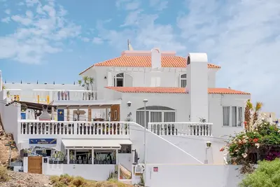 Image de Villa Barry - Villa spacieuse, vue sur la mer, piscine, bar privé
