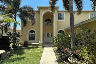 Image de 5 Bedrooms house on golf course, heated pool, 20 min. to airport