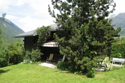 Image de Chalet familial et jardin avec vue imprenable sur les contreforts du Mont Blanc