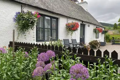 Image de Cottage traditionnel pittoresque avec un intérieur moderne, Drumnadrochit, Loch Ness