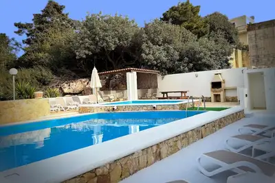 Image de Endless Sunshine: Expansive Detached Villa with 2 Pools for All-Day Enjoyment