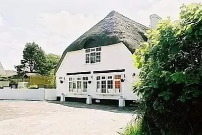 Image de Chaumière avec privée piscine intérieure dans 3/4 acre de terrain