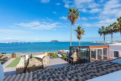 Image de Belle et spacieuse villa avec accès direct à la mer. Vues imbattables