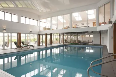 Image de Grange aménagée avec utilisation exclusive de la piscine privée intérieure