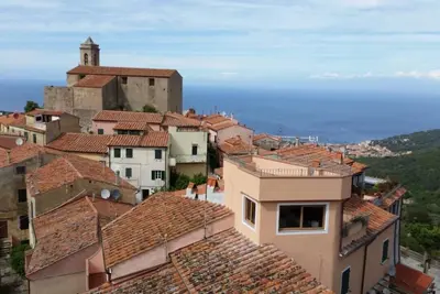 Image de Poggio, grand appartement dans un village figé dans le temps entre mer et montagne