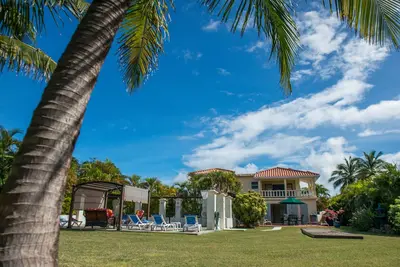 Villa avec piscine privée, vues sur la mer et les brises tropicales