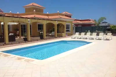 Image de 'Villa Jasmine' est une fabuleuse propriété de luxe, piscine privée, golf et vue sur la mer